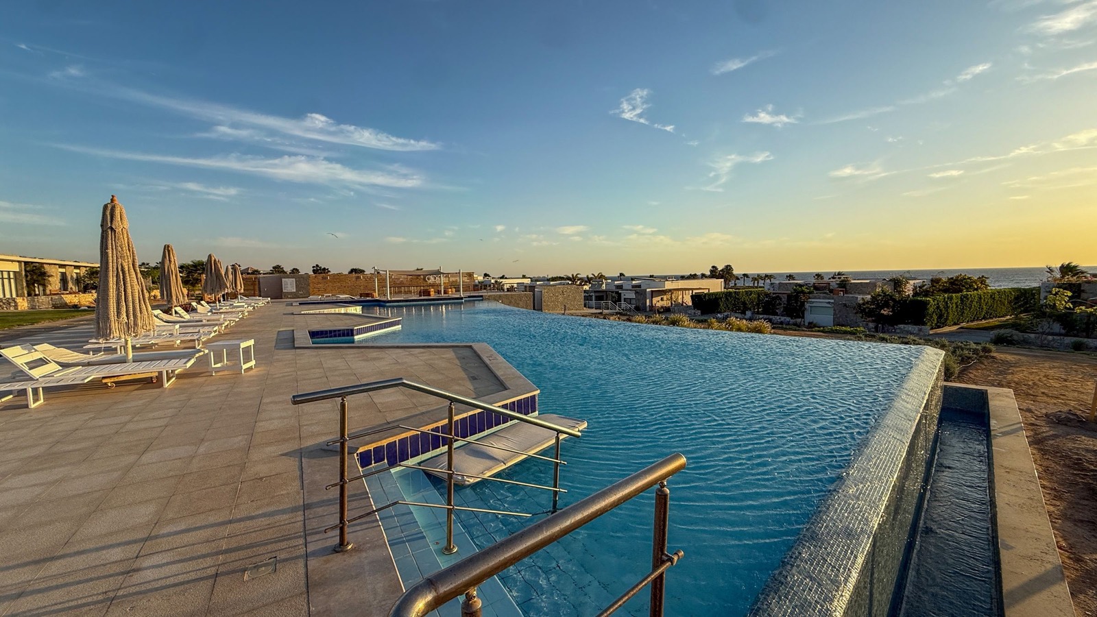 Infinity pool facing the sea